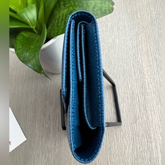 Authentic Louis Vuitton Blue Epi Wallet - Picture 2 of 9